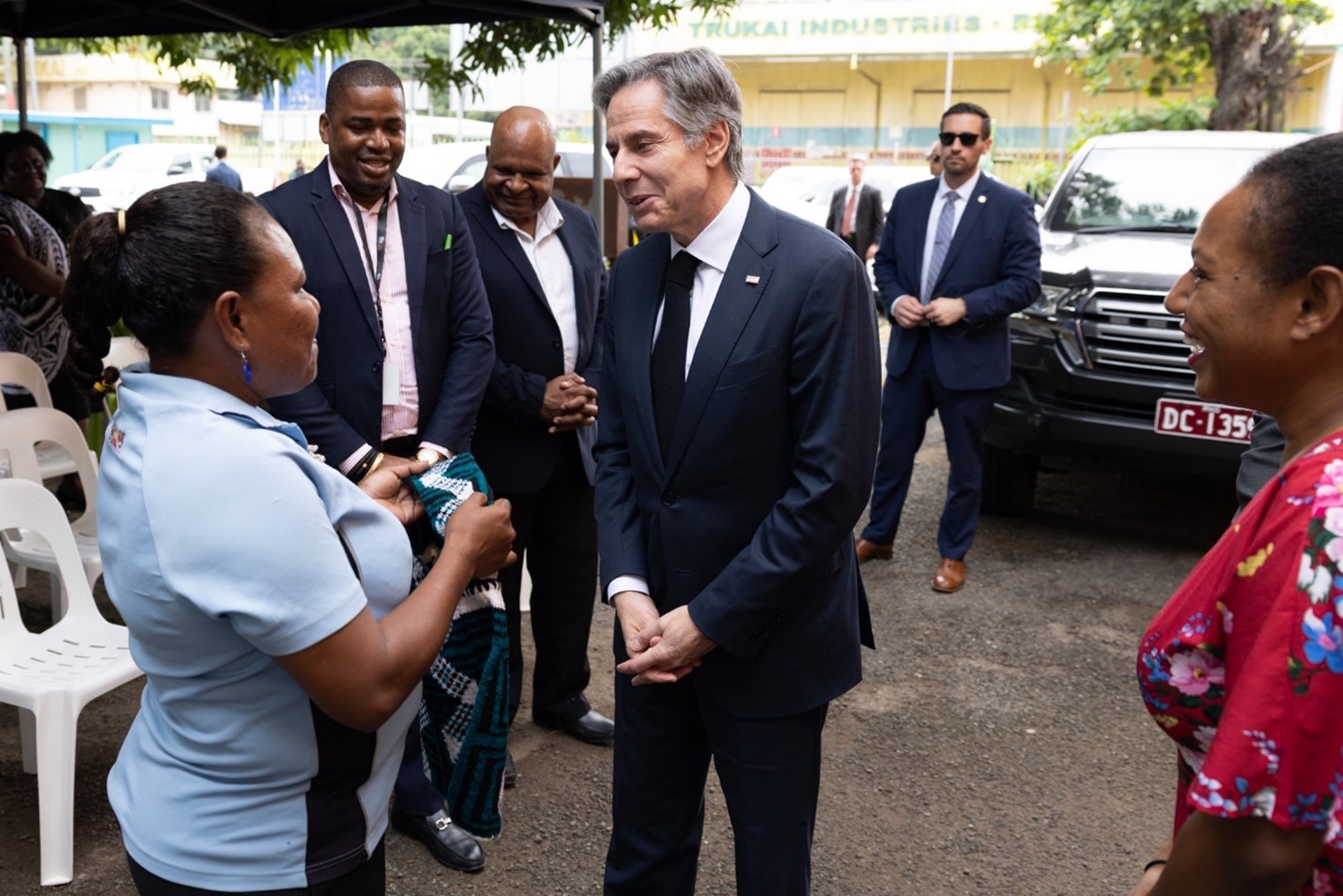 Secretary of State visits Lawes Road Clinic in Port Moresby